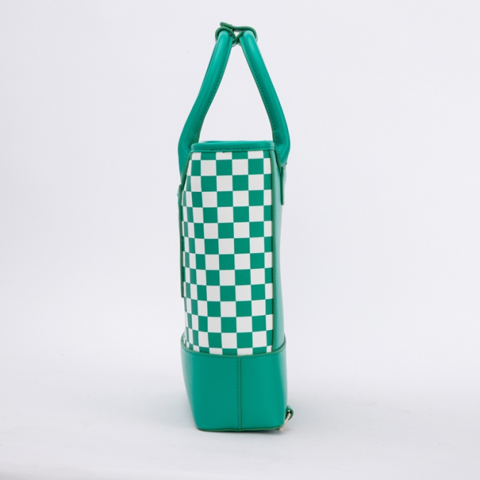 hellgrüner Rucksack mit Schachbrettmuster 